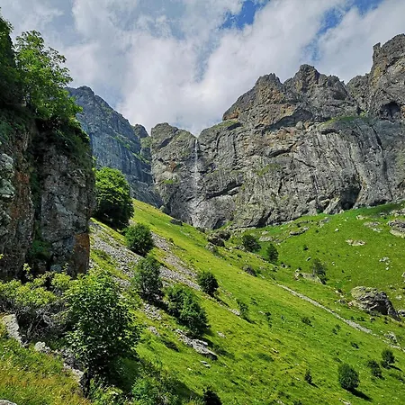 Modern & Spacious Two-bedroom 아파트