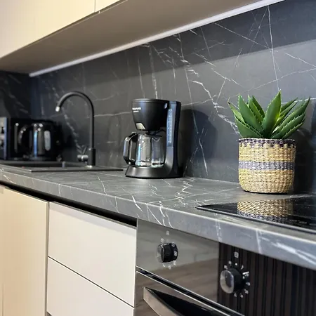 Modern & Spacious Two-bedroom Διαμέρισμα *